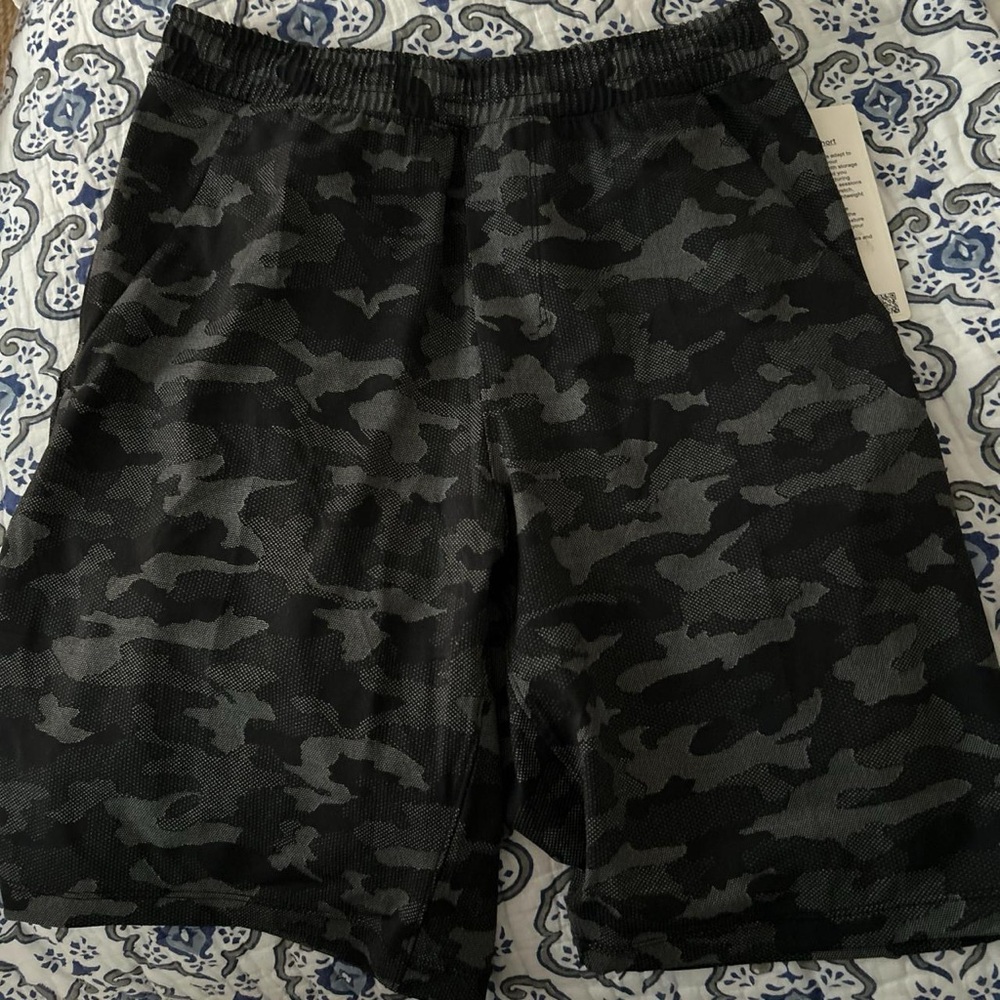 lululemon athletica Men's Black and Gray Camo Athletic Shorts